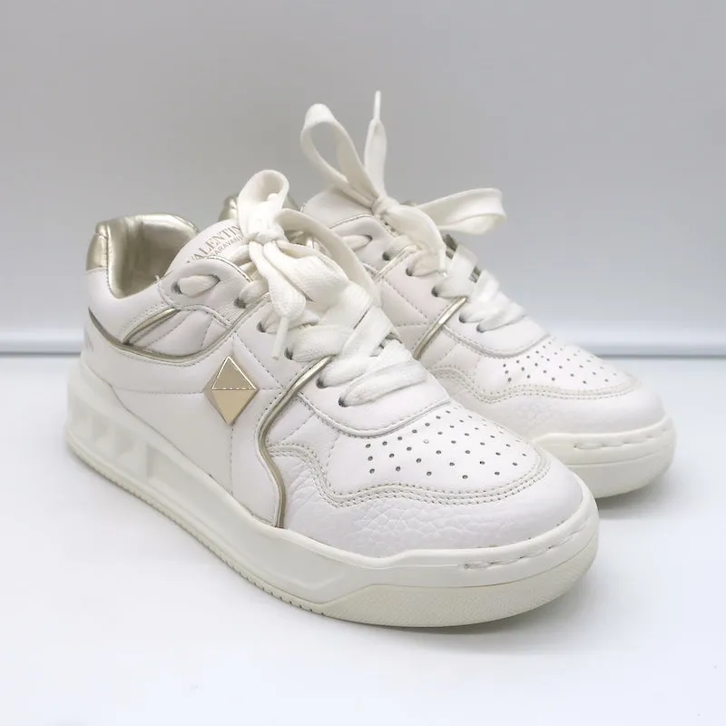 Valentino One Stud Sneakers Basses en Cuir Blanc & Or Taille 35.5