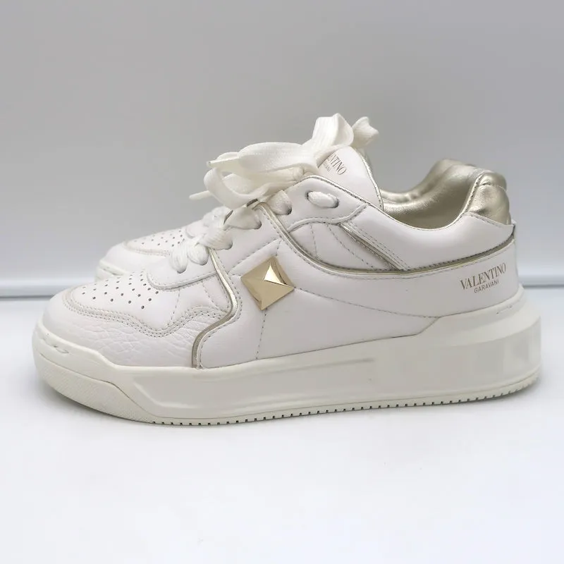 Valentino One Stud Sneakers Basses en Cuir Blanc & Or Taille 35.5
