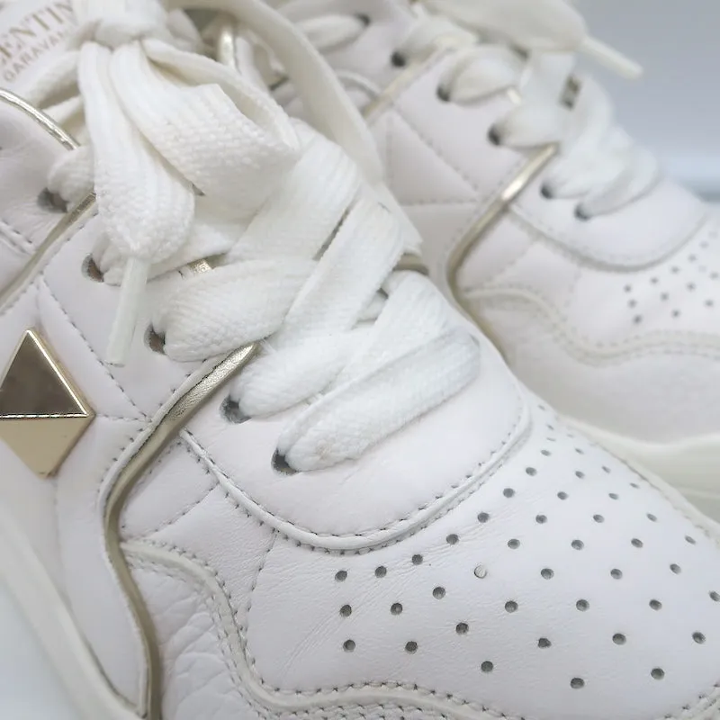 Valentino One Stud Sneakers Basses en Cuir Blanc & Or Taille 35.5