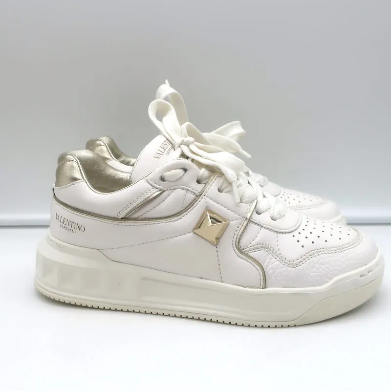 Valentino One Stud Sneakers Basses en Cuir Blanc & Or Taille 35.5