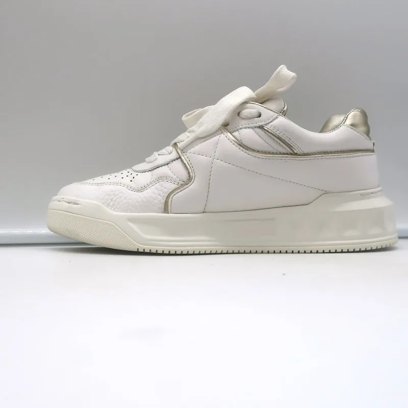 Valentino One Stud Sneakers Basses en Cuir Blanc & Or Taille 35.5