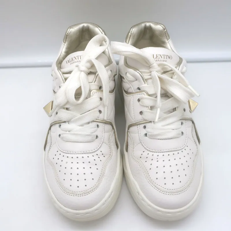 Valentino One Stud Sneakers Basses en Cuir Blanc & Or Taille 35.5